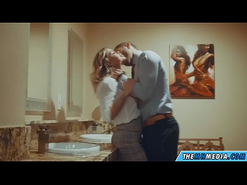 ❤️ Pe a faaosoosoina oe e se blonde busty i totonu o se faletaele lautele ❤️ Na'o le porn ❌️